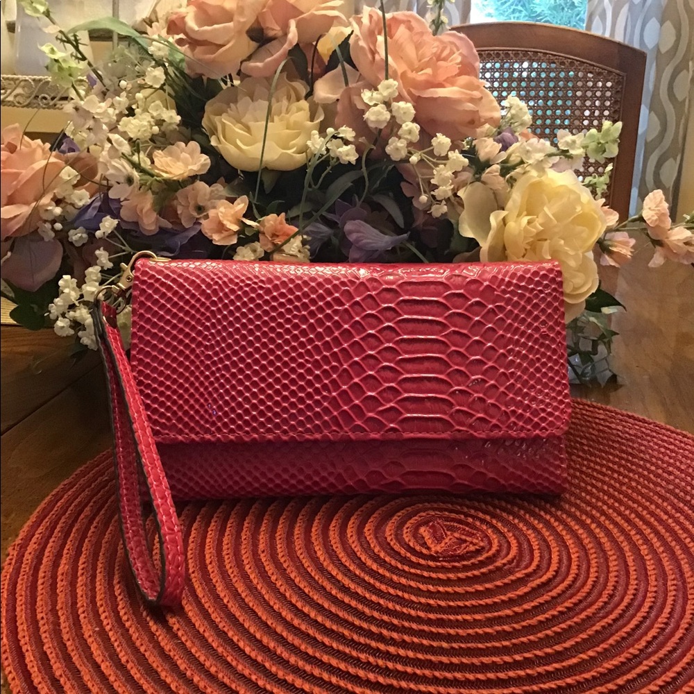 Wristlet Hot pink snake look wallet NEW 💕 lots of room. Zipper compartme…